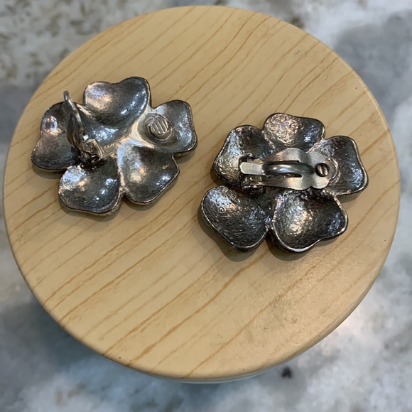 Vintage Green Flower Clip Earrings - Picture 2 of 4